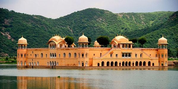 17. İhtişama merakınız varsa, Jaipur'da bulunan Man Sagar gölü yakınlarındaki bu sarayı da kaçırmayın...