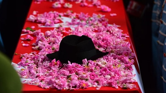 Demirel, Köyünde Toprağa Verildi