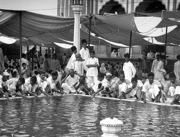 Camiye gelenler, avludaki havuzu abdest almak için kullanıyorlar.