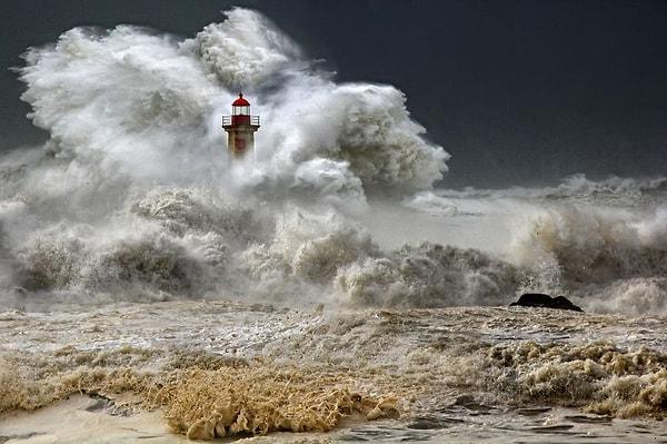 3. Şiddetli bir fırtınanın tam ortasında kalan bir deniz feneri.