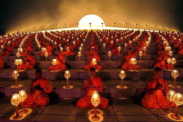 18. Tayland, Suphan Buri'de ayin için bir araya gelen Budist rahiplerin oluşturduğu muhteşem görüntü.