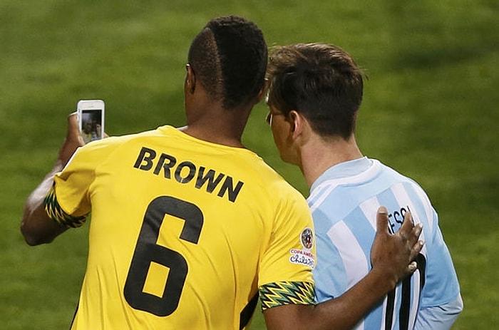 Jamaikalı Oyuncu Lionel Messi ile Sahada Selfie Çekti