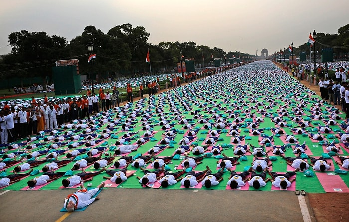 Dünya Yoga Günü'nde Hindistan Başbakanı Binlerce Kişiye Yoga Yaptırdı