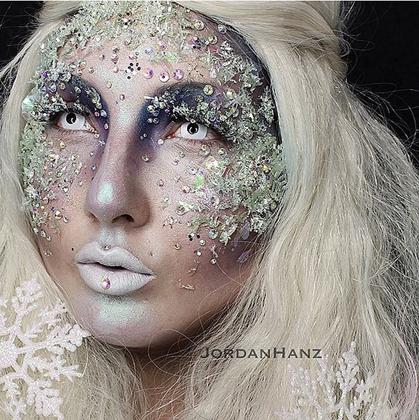 Yaptığı makyajdan gözlerimizi alabilmek mümkün değil.