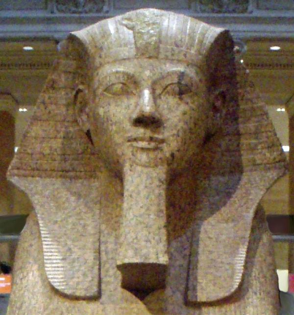 3. Eşi II. Thutmose ikinci bir eş olarak bir dansöz aldı