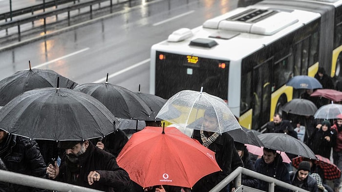 İstanbul'da Şiddetli Yağış E-5'te Trafiği Durdurdu