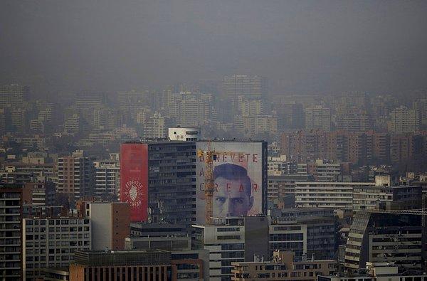 1. Şili'nin başkenti ve en büyük şehri olan Santiago, on yıldan fazla süredir ilk kez Pazartesi günü, kirli havanın çökmesiyle gerçekleşen aşırı sis nedeniyle "ekolojik acil durum" ilan etti.