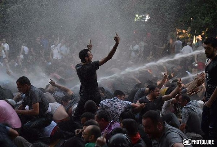 Erivan'da Elektrik Zammı Protestosu: Yüzlerce Gözaltı