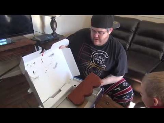 Çocuğunu Boş PS4 Kutusuyla Kandıran Troll Baba