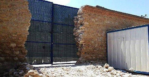 6. 435 Yıllık Külliyenin Duvarını Yıkıp 'Kamyon Girişi İçin' Kapı Açtılar