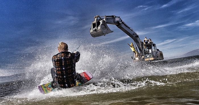 Suyun Ortasına Ekskavatör Getirerek Eğlencenin Dibine Vuran İnsanlar