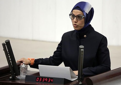 Ravza Kavakçı, ablasının başörtüsüyle kürsüdeydi