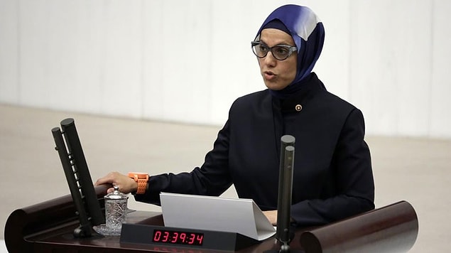 Ravza Kavakçı, ablasının başörtüsüyle kürsüdeydi