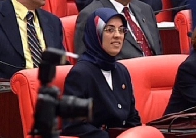 Ravza Kavakçı, ablasının başörtüsüyle kürsüdeydi