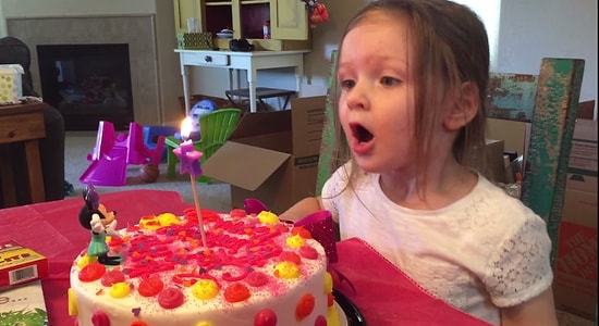 Doğum Gününde Doğum Günü Şarkısı Söylenmesini İstemeyen Küçük Kız