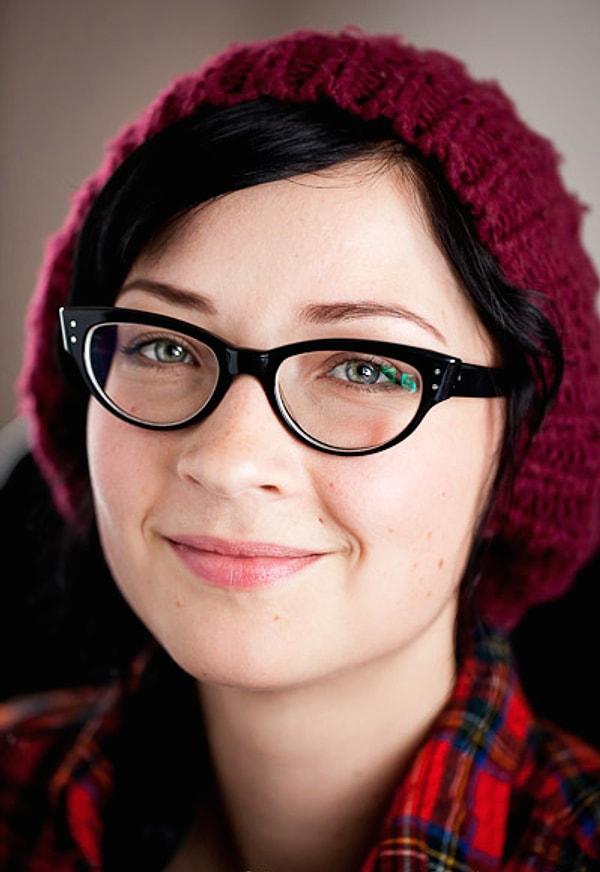 9. Kalın çerçeveli gözlükler kadını daha çekici gösteriyor.
