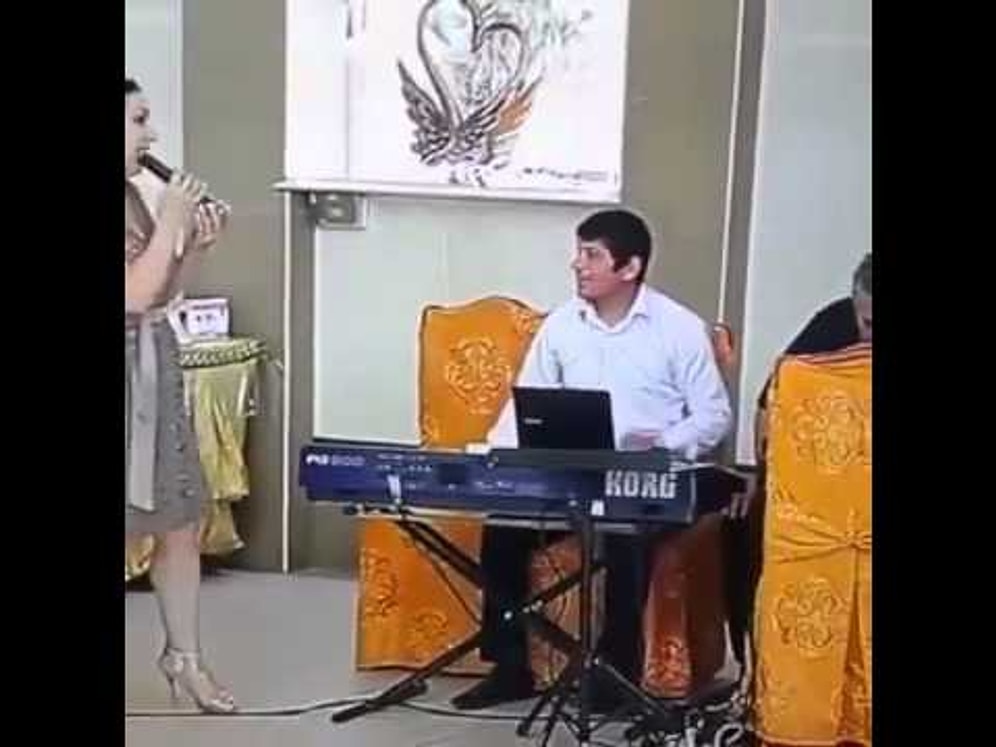 Mikrofonu Ters Tutan Şarkıcı