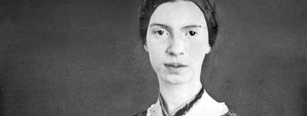 25. Emily Dickinson o kadar insanlardan uzak ve münzeviydi ki, doktorunun yarı açık bir kapının ardından kendisini muayene etmesine izin vermişti.