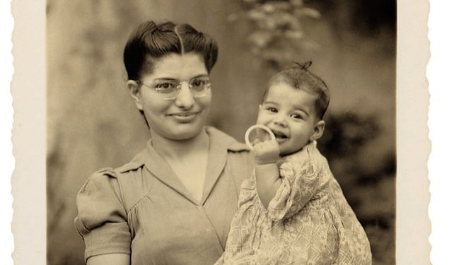 1. 5 Eylül 1946 tarihinde, Tanzanya'nın Zanzibar adasında ailenin en büyük çocuğu olarak Farrokh Bulsara adıyla dünyaya geldi.