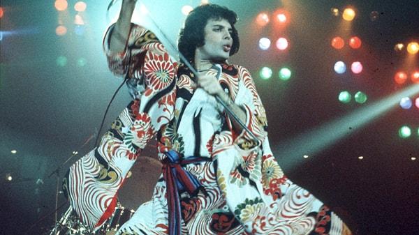 6. 1973 yılında çıkardıkları ilk albümleri grupla aynı adı taşıyan “Queen” di.