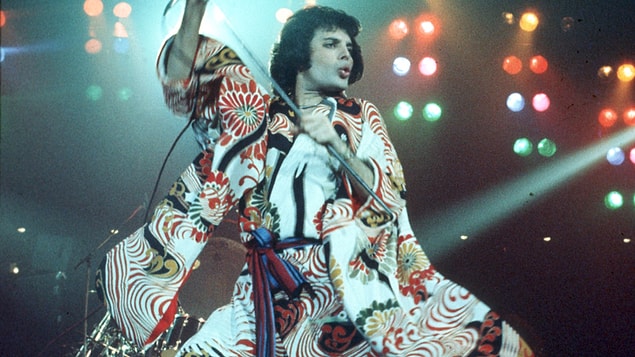 6. 1973 yılında çıkardıkları ilk albümleri grupla aynı adı taşıyan “Queen” di.