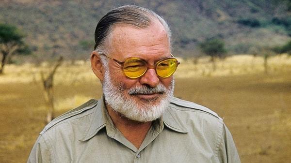 17. Ernest Hemingway şahsına gelen eleştirileri pek hoş karşılamazdı, bunu yapan bir eleştirmeni tutup yere devirmişliği de vardı.