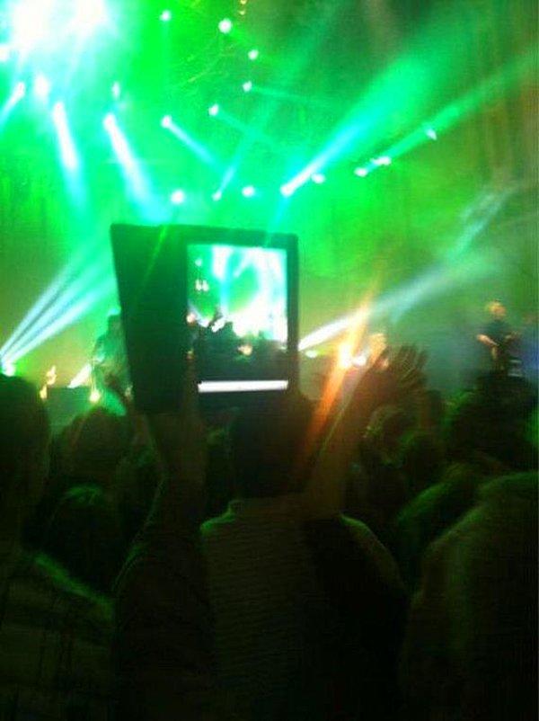 8. Konserde LCD televizyonu söküp getirseydin, onla çekseydin hiç görmeyelim?