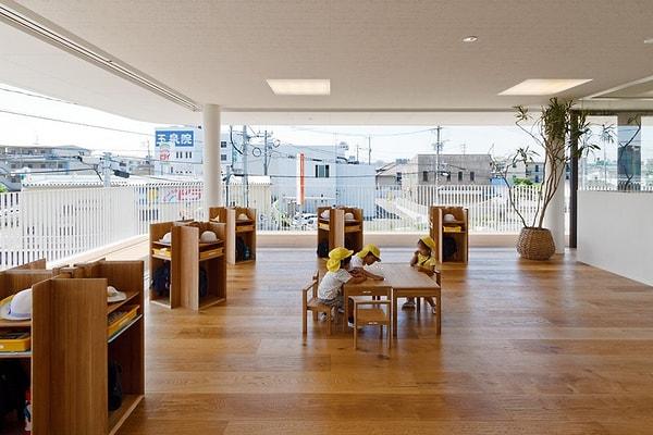 Okul, bir mimarlık, iç mekan ve mobilya tasarım firması olan "Youji No Shiro" tarafından tasarlanmış.