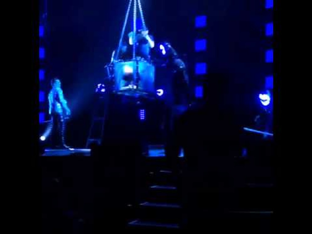 Sihirbaz Su Dolu Kabinden Çıkamadı!