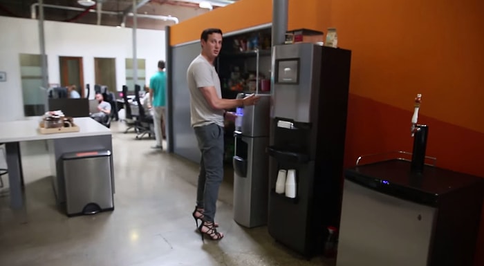 Kadınları Anlamak İçin Topuklu Ayakkabı Giyen Adamın Dramı