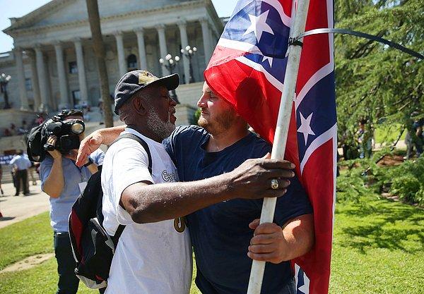 3. Charleston'da yaşanan saldırının ardından, kaldırılması talep edilen tartışmalı konfederasyon bayrağını taşıyan ve ismini vermek istemeyen adam ile Ernest Branch adlı vatandaş.