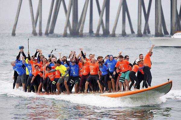 10. Guinness Dünya Rekoru için Huntington Beach'de bir araya gelen, dünyanın çeşitli yerlerinden 66 sörfçü.