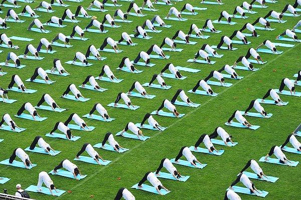 17. Dünya Yoga Günü'nde yoga yapan Pekin Üniversitesi öğrencileri.