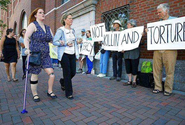 19. Boston Maratonu'nda gerçekleştirilen bombalı saldırı kurbanı Erika Brannock ile annesi Carol Downing ve federal mahkeme çevresinde toplanan göstericiler.