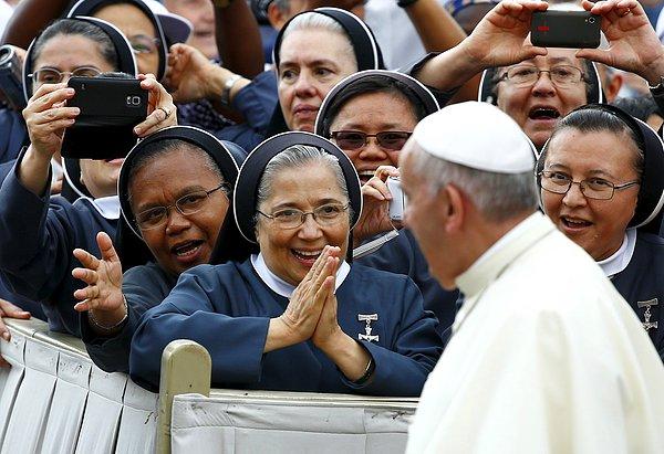 20. Aziz Petrus Meydanı'nda Papa Francis'i karşılayan rahibelerin coşkusu.