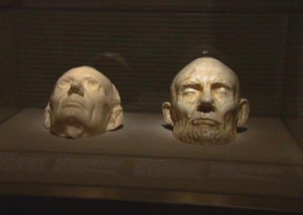 Abraham Lincoln maskesini ölmeden önce yaptırdı.