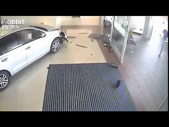 87 Yaşındaki Kadın Sürücünün Avm'ye Dalması