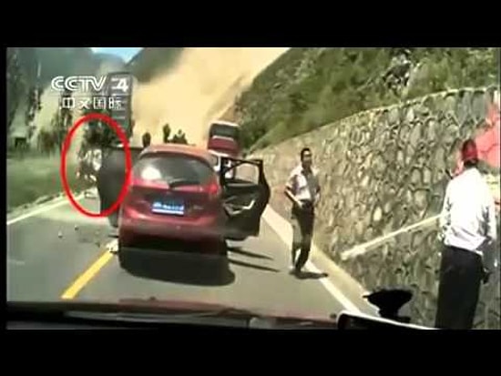 İnsanların Üzerine Kaya Yağdı