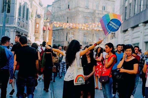 2. 28 Haziran LGBTi Onur Yürüyüşü, bugün İstiklal Caddesi'ni renklendirdi.