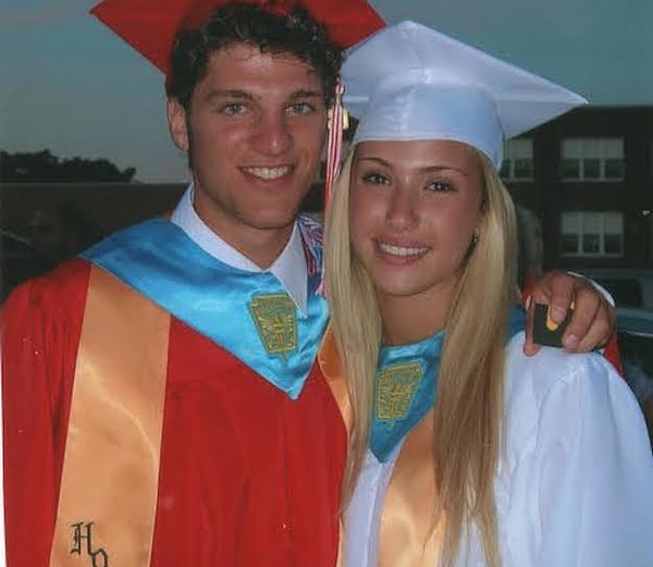 После школы Сэму и Джессике пришлось поступить в разные университеты, что никак не помешало их любви.