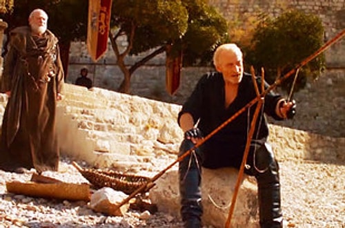 Ek olarak, 3.sezon'un bu silinmiş sahnesinde Tywin'in balık tuttuğunu görüyoruz.