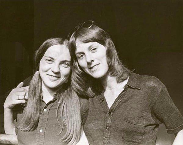 Toronto'nun ilk Onur Haftasında lezbiyen çift, Ağustos 1972