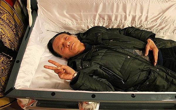 Ölüm deneyiminin gerçekçi olmasını isteyen Ding Rui'nin kendisi canlı canlı krematoryuma girdi.
