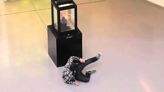 Heykelin Gözlerine Bakmayın Uyarısını Dinlemeyince