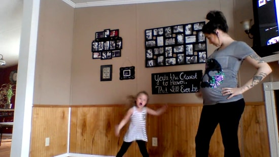Hamile Kadın ve Sevimli Kızından Müthiş Dans Performansı