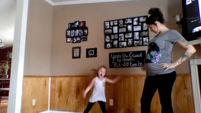 Hamile Kadın ve Sevimli Kızından Müthiş Dans Performansı