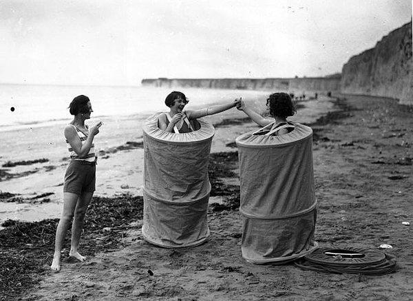 1. Kadınlar kişisel kabinlerinde üzerini değiştirirken, İngiltere, 1929