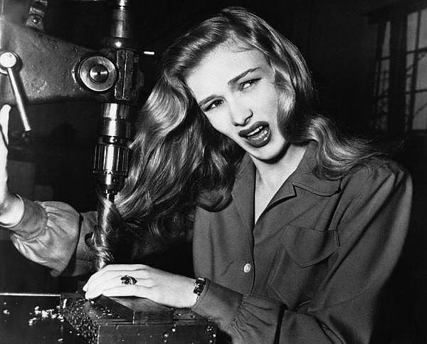 2. Aktris Veronica Lake  saçlarını arkada toplamayan kadınların neye maruz kalabileceğini gösteriyor, 1943