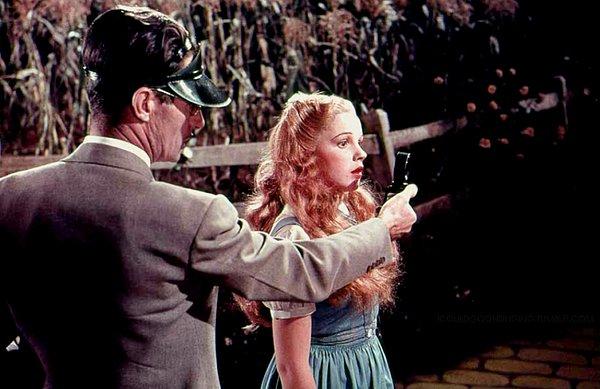 4. Oz Büyücüsü filminin aktrisi Judy Garland'ın sarışın haliyle ekran testi çekimleri.