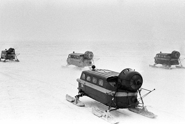6. Rusya'nın bir şehri olan Habarovsk'un posta dağıtım için kullandığı kar motosikletleri, 1983